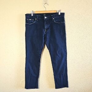 HUGO BOSS Straight Jeans.